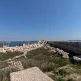 Sul lato mare ecco delinearsi il Molo San Cataldo, che con il suo braccio chiude il Porto in direzione nord...